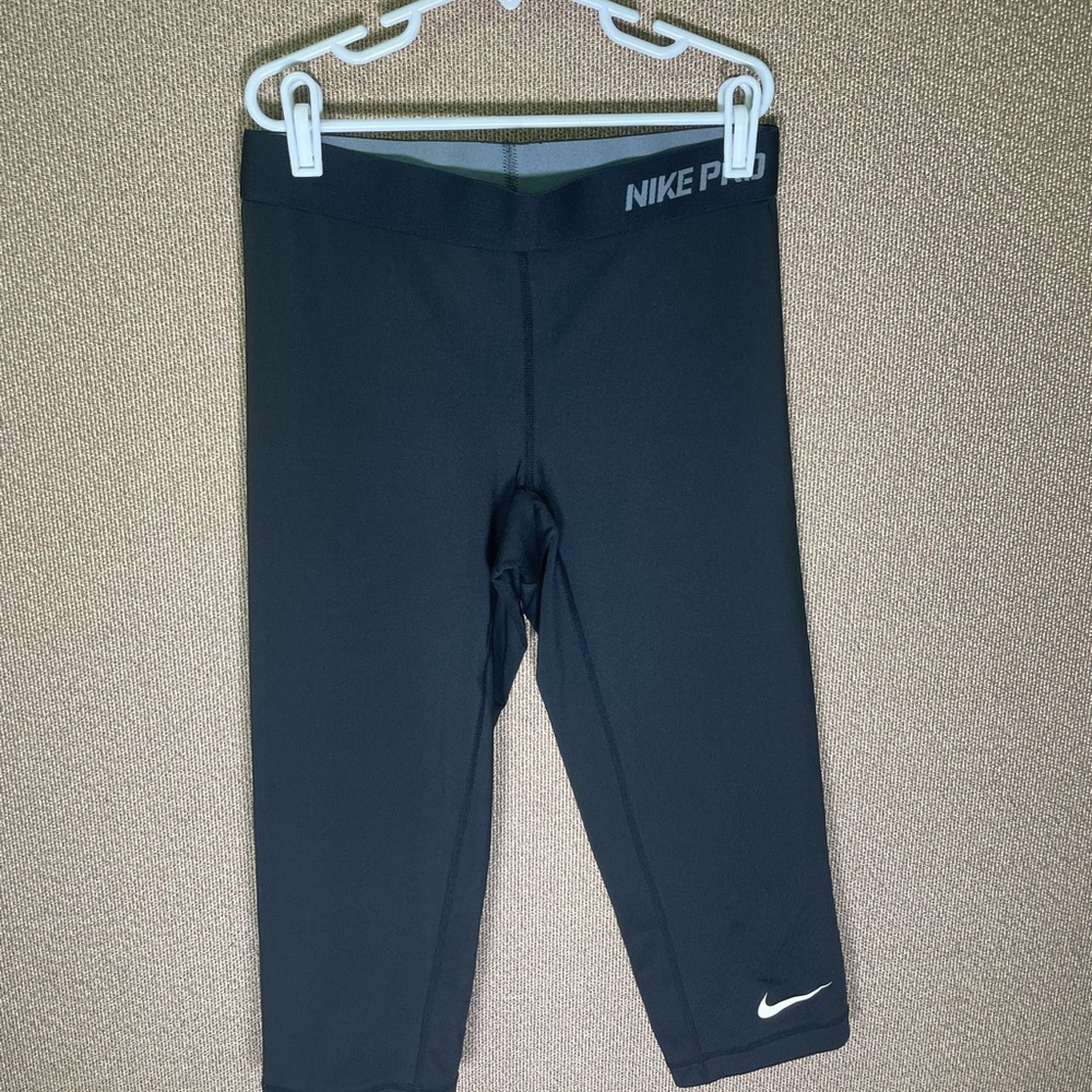 Nike Pro 🖤Womens Black Dri-Fit Capri, size Small
Excellent used condition 🖤